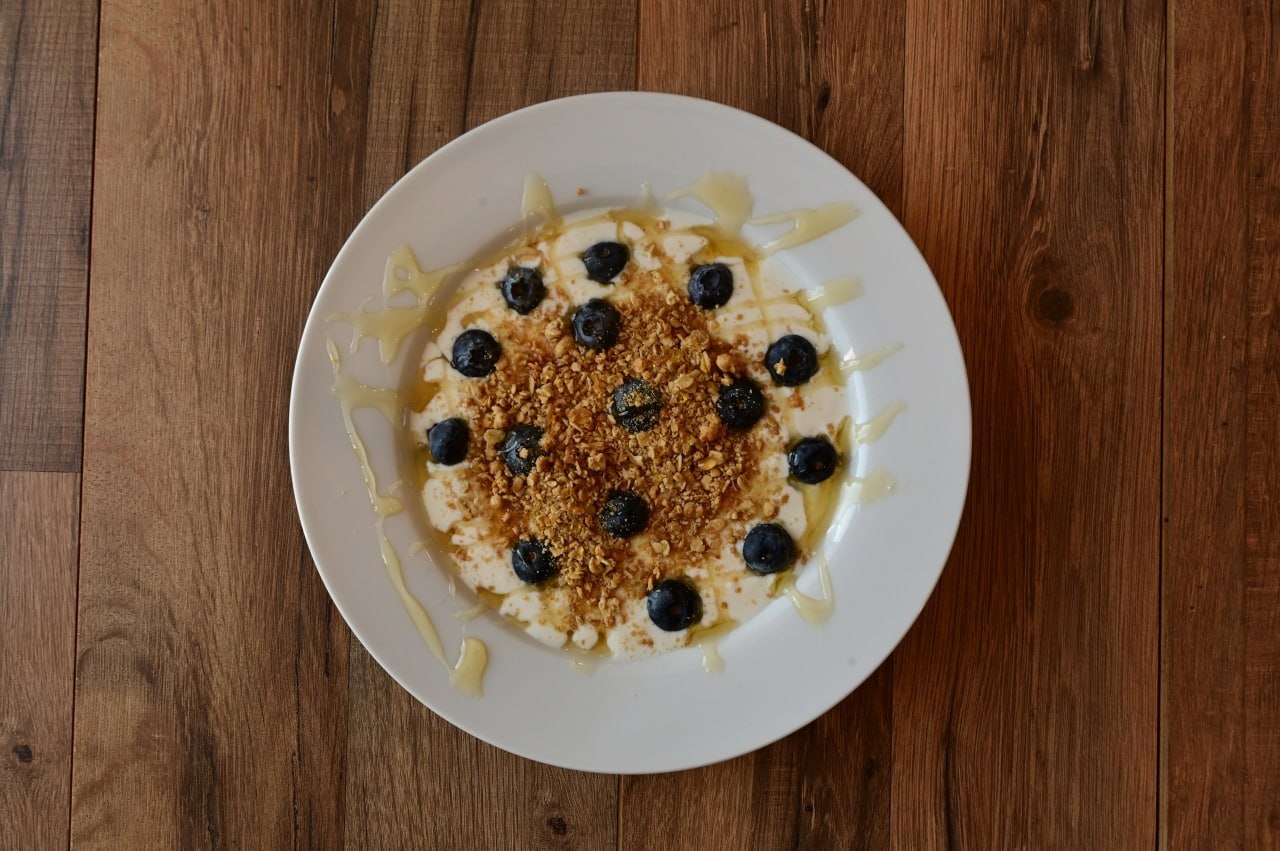 Yogurt bowl with blueberries, granola, and honey at Meme’s Cafe